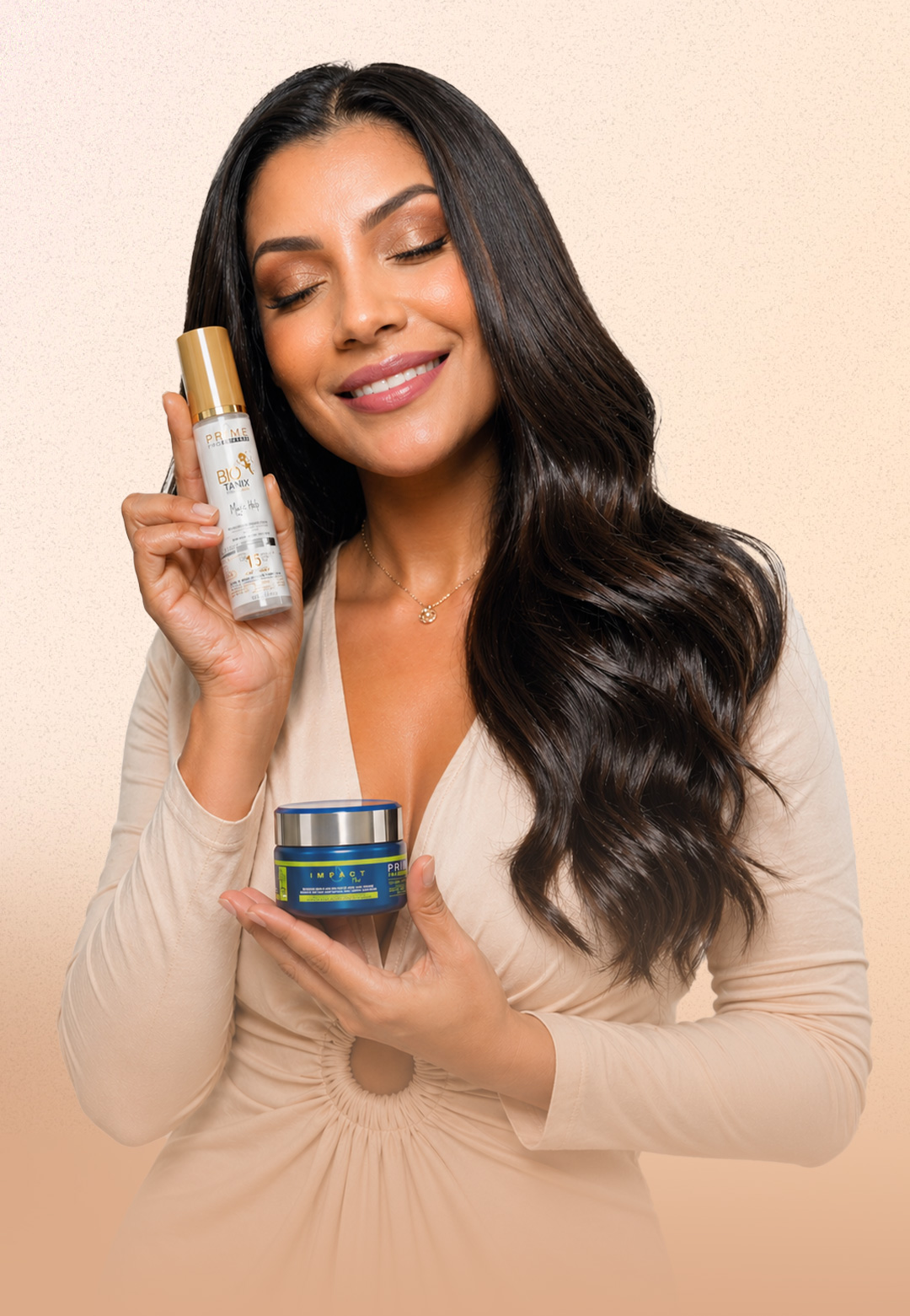 Modelo segurando Bio Tanix e Impact Mask